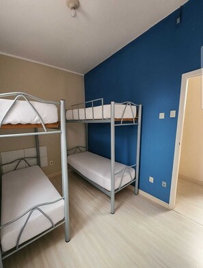 3 slaapkamers, een strijkplank/strijkijzer, gratis wifi, beddengoed
