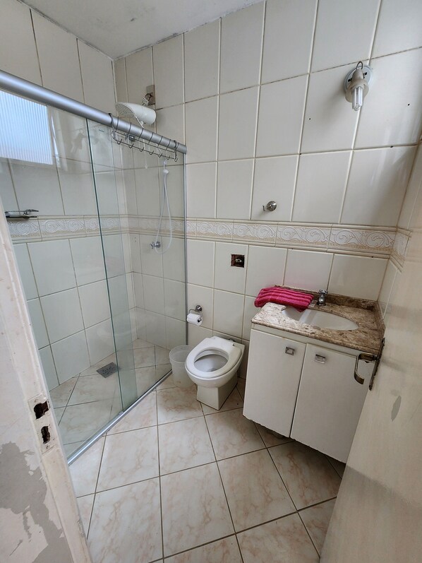 Shower, towels, toilet paper - 3 bedrooms with garage - Read the description (Centro Juiz de Fora)
