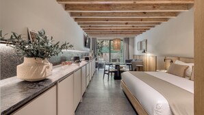 A modern, compact hotel room with a kitchenette, a bed, and a dining area. - ONTO Alvaro Obregon Mexico City (Mexico City)
