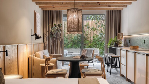 A modern, well-lit room with a bed, a dining table, and a kitchen area. - ONTO Alvaro Obregon Mexico City (Mexico City)
