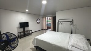 Phòng Deluxe, 1 giường đôi, phòng tắm riêng | Truy cập Internet không dây miễn phí 