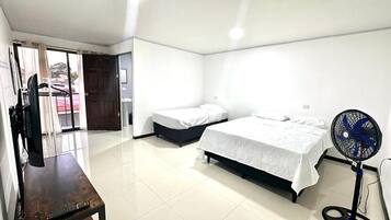 Habitación triple familiar, varias camas, baño privado | Wifi gratis