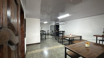Classic Single Room, 1 Twin Bed, Private Bathroom | Dining