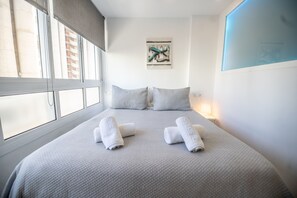 Tabla de planchar con plancha, wifi gratis y ropa de cama 