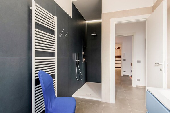 Douche, articles de toilette (gratuits), séchoir à cheveux, bidet