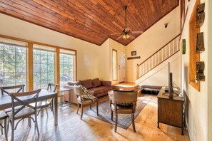 Una televisión, una chimenea, una oficina