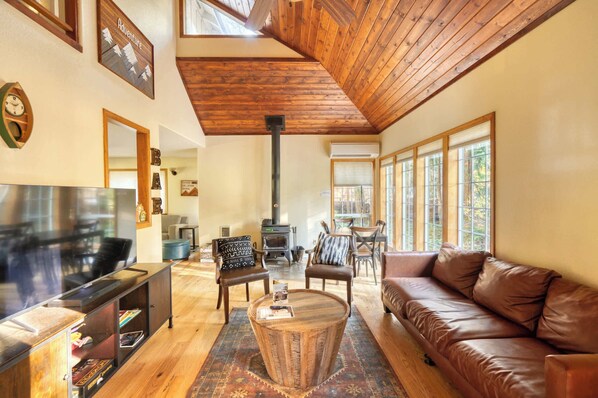 Una televisión, una chimenea, una oficina