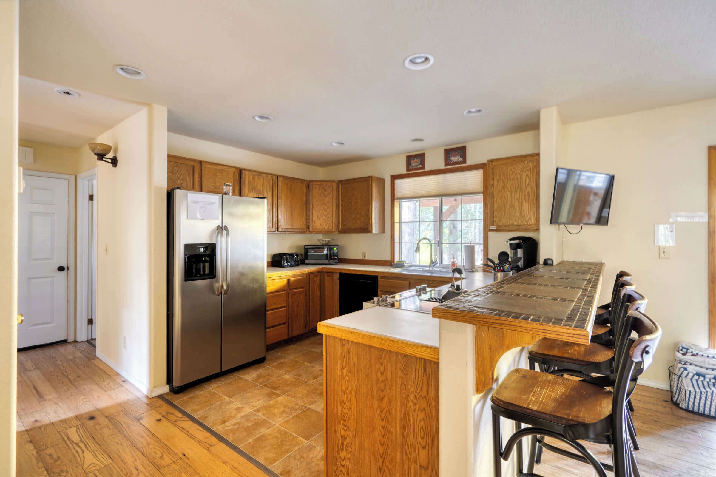 Kjøleskap, oppvaskmaskin, kaffetrakter/tekoker og kjøkkenutstyr