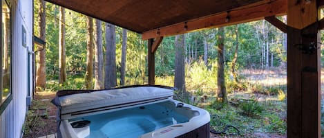 Banyera d'hidromassatge a l'aire lliure