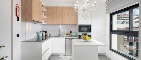 Kylskåp, mikrovågsugn, ugn och spishäll