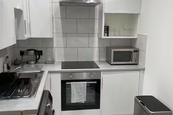 Een koelkast, een magnetron, een oven, een kookplaat