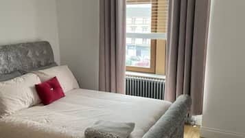 1 dormitorio, escritorio, tabla de planchar con plancha y wifi