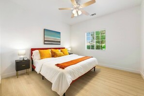 4 habitaciones, escritorio y tabla de planchar con plancha