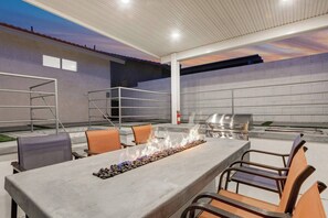 Property grounds - Luxurious Home with Swim-Up Bar, Games & Mini Golf (Indio)