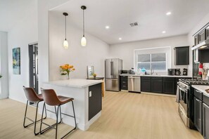 Fridge, microwave, oven, stovetop - Luxurious Home with Swim-Up Bar, Games & Mini Golf (Indio)