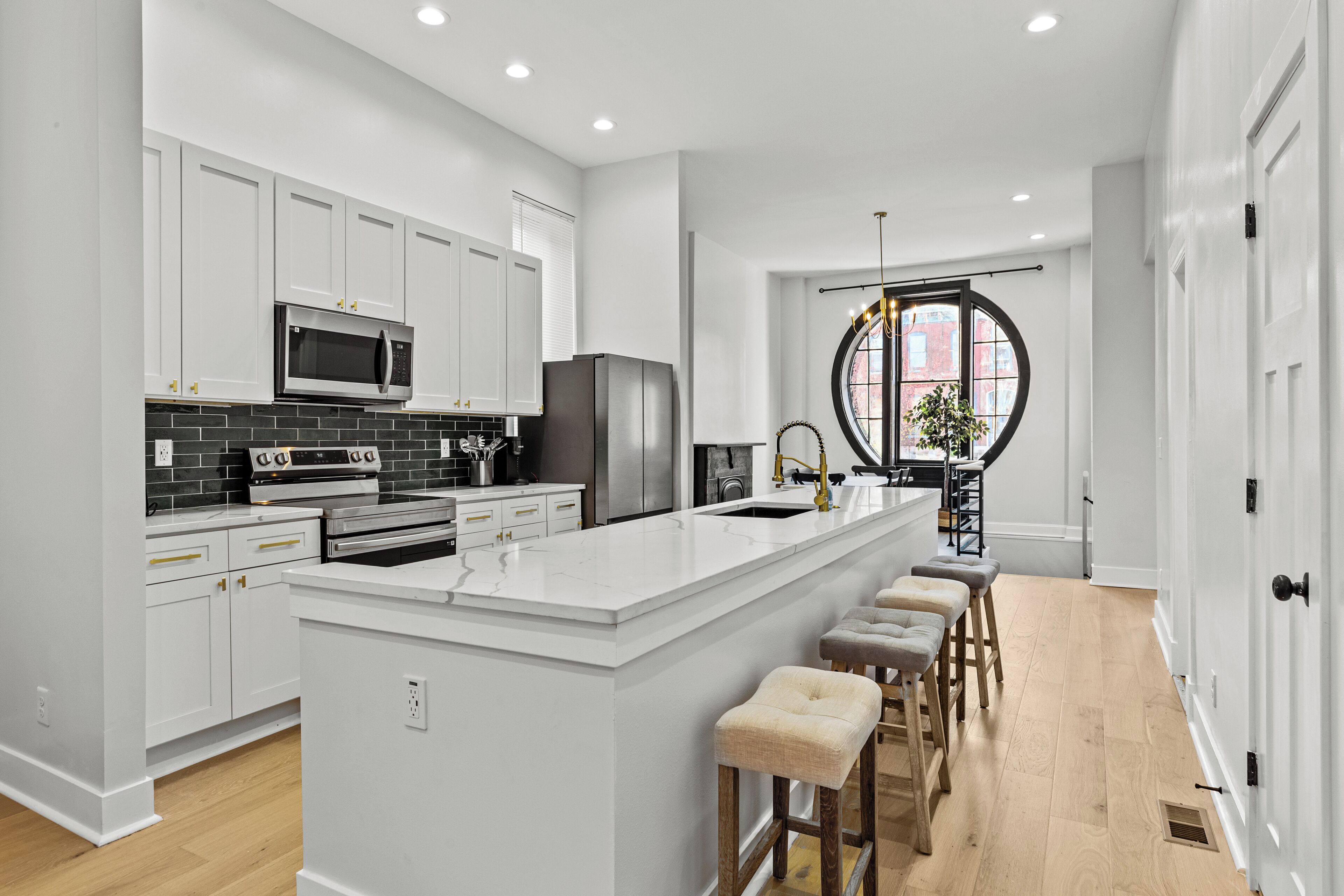 Kylskåp, mikrovågsugn, ugn och spishäll