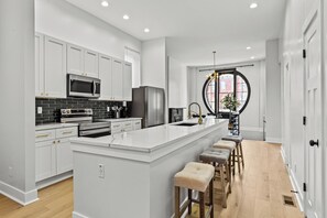 Kjøleskap, mikrobølgeovn, ovn og kokeplater