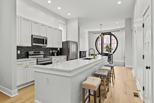 Jääkaappi, mikroaaltouuni, uuni, liesi