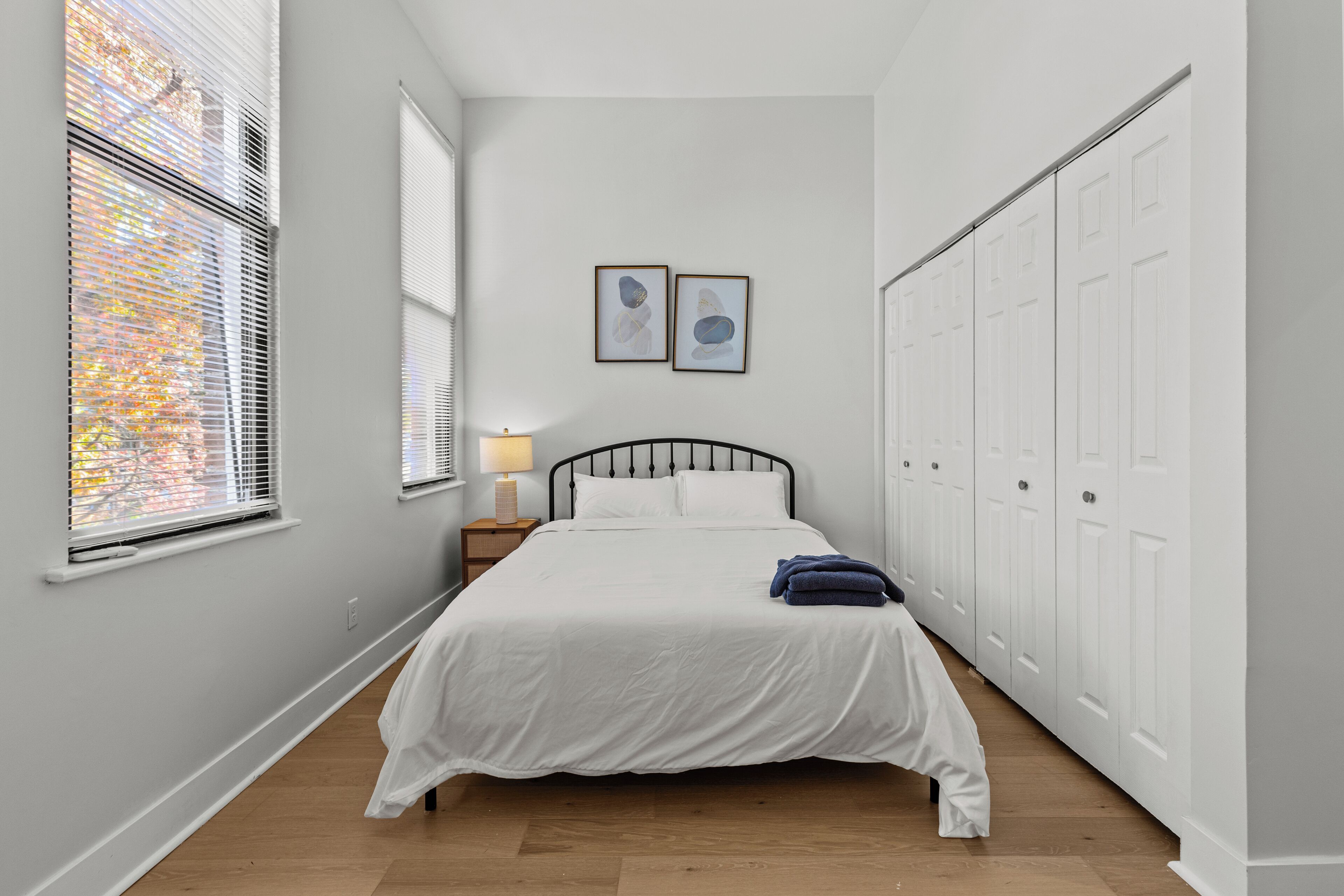 Desk, iron/ironing board, WiFi, bed sheets