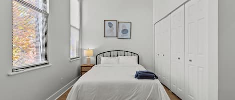 Desk, iron/ironing board, WiFi, bed sheets