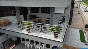 A rooftop terrace with outdoor seating and potted plants. - VITORIA PALACE HOTEL (Sinop)