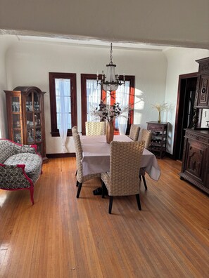 Dining - Spacious 4-bedroom house with AC and WiFi in beautiful Glendale Pet Friendly! (Glendale)