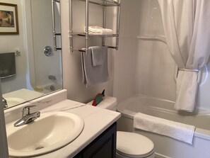 Hair dryer, towels, toilet paper - Chalet Bas-Caraquet accès à la plage public et à la mer (Bas-Caraquet)