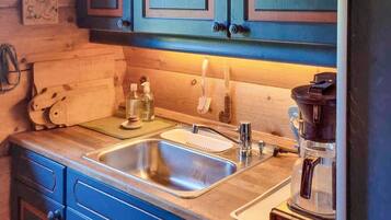 Refrigerador, horno, parrilla de estufa y cafetera y tetera