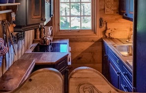 Een koelkast, een oven, een kookplaat, een koffiezetapparaat/waterkoker