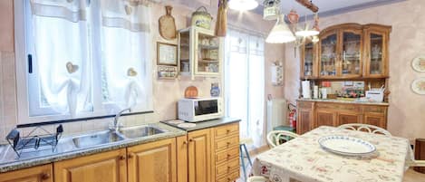 Fridge, stovetop, coffee/tea maker