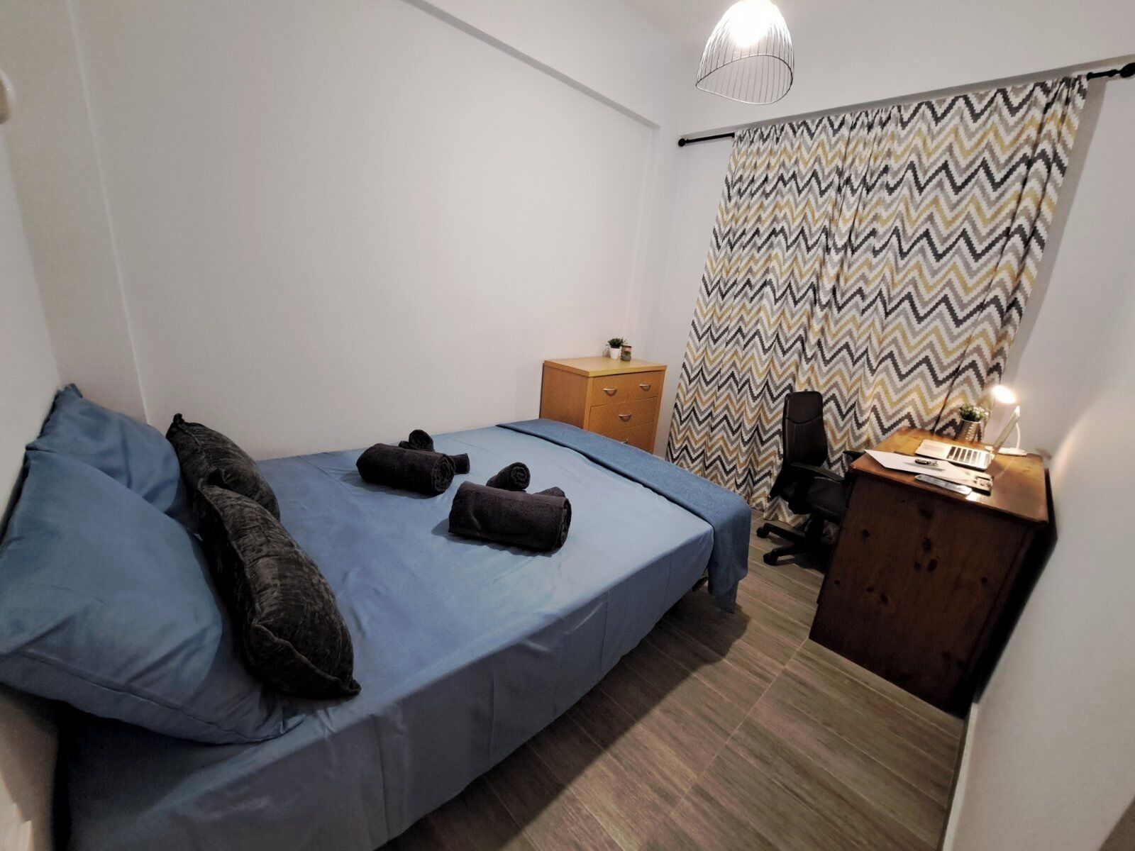 2 dormitorios, tabla de planchar con plancha, wifi y ropa de cama