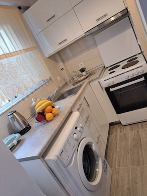 Private kitchen - Lydia's Cozy House (Paradeisi)