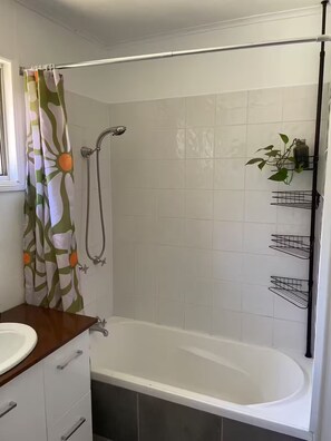 Serviettes fournies, savon, papier toilette