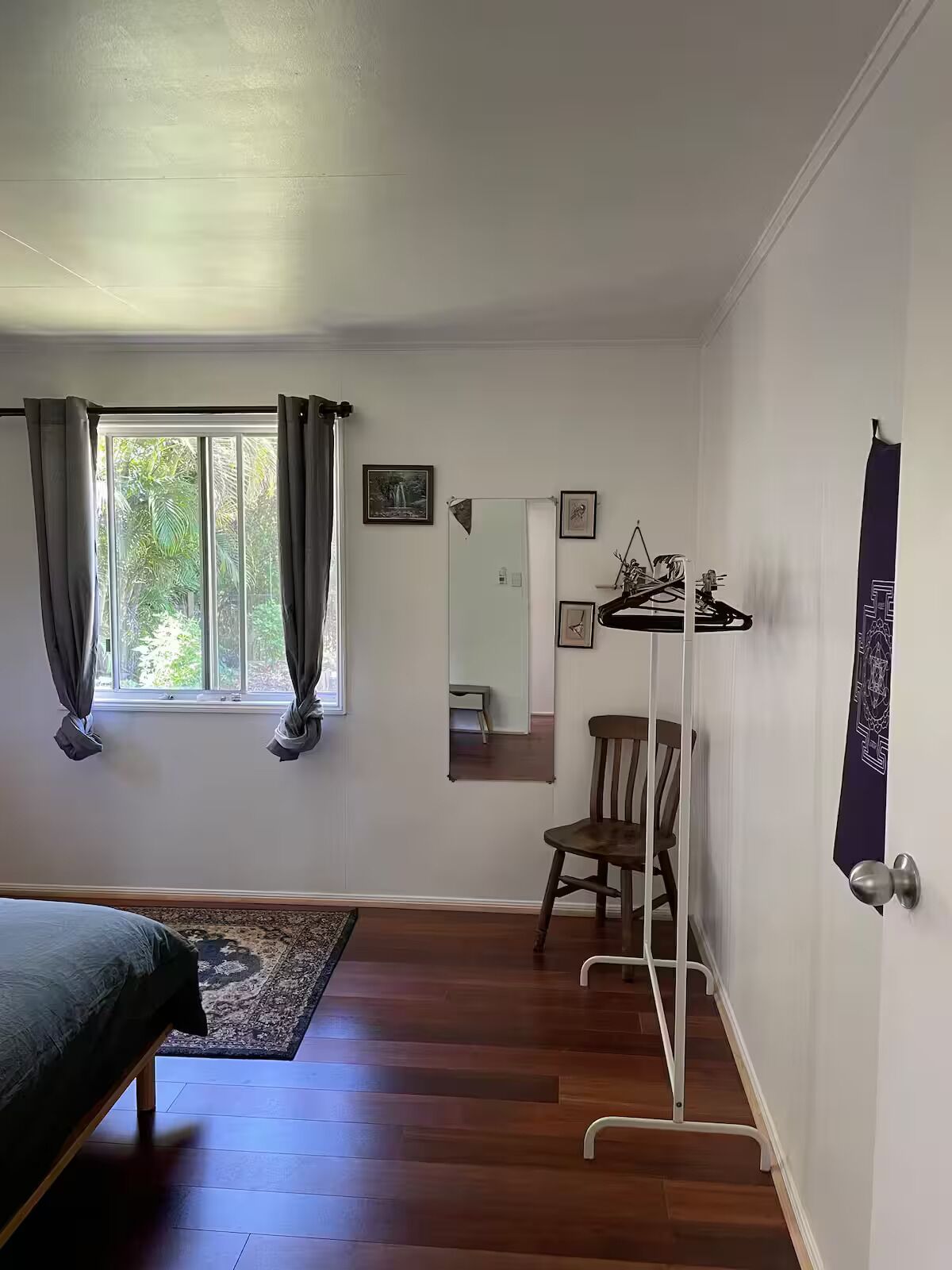 3 bedrooms, desk, bed sheets