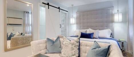 Een strijkplank/strijkijzer, wifi, beddengoed