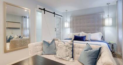 Casa Hotels: Stylish Suite with Patio—Leslieville