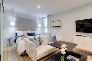 TV - Casa Hotels: Stylish Suite with Patio—Leslieville (Toronto)