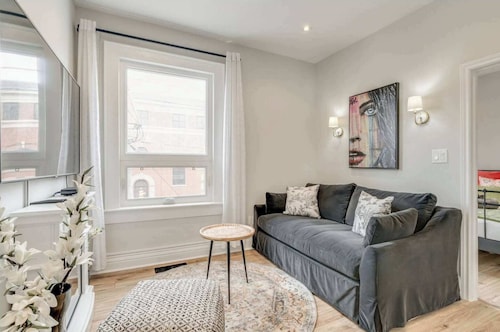 Casa Hotels: Chic Suite w Fireplace Leslieville