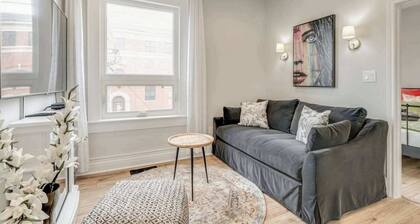 Casa Hotels: Chic Suite w Fireplace Leslieville