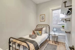 2 chambres, fer et planche à repasser, Wi-Fi, draps fournis