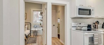 Casa Hotels: Chic Suite w Fireplace Leslieville