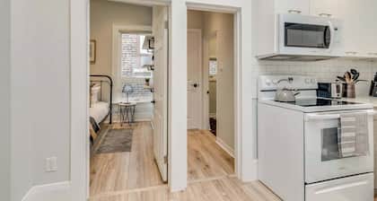 Casa Hotels: Chic Suite w Fireplace Leslieville