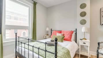 2 bedrooms, iron/ironing board, WiFi, bed sheets
