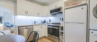 Casa Hotel: Modern 2BR Suite in Leslieville