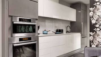 Coffee/tea maker, fridge, microwave, oven