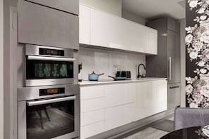 Een koelkast, een microgolfoven, een oven, een kookplaat