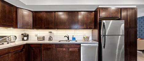 Een koelkast, een microgolfoven, een oven, een kookplaat