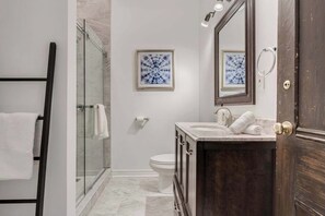 Dusch, hårtork och handdukar