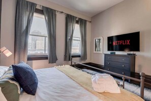 3 sovrum, skrivbord, strykjärn/strykbräda och resesäng