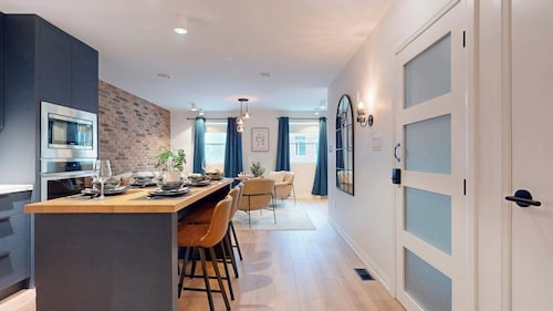Casa Hotels: Elegant 2BR Suite in Leslieville